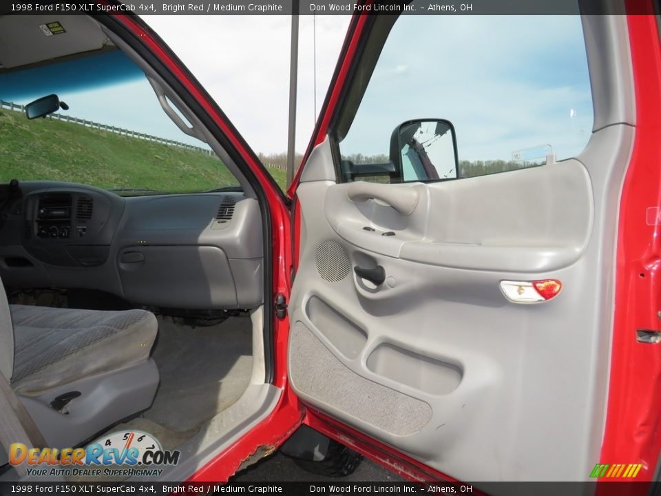 1998 Ford F150 XLT SuperCab 4x4 Bright Red / Medium Graphite Photo #13