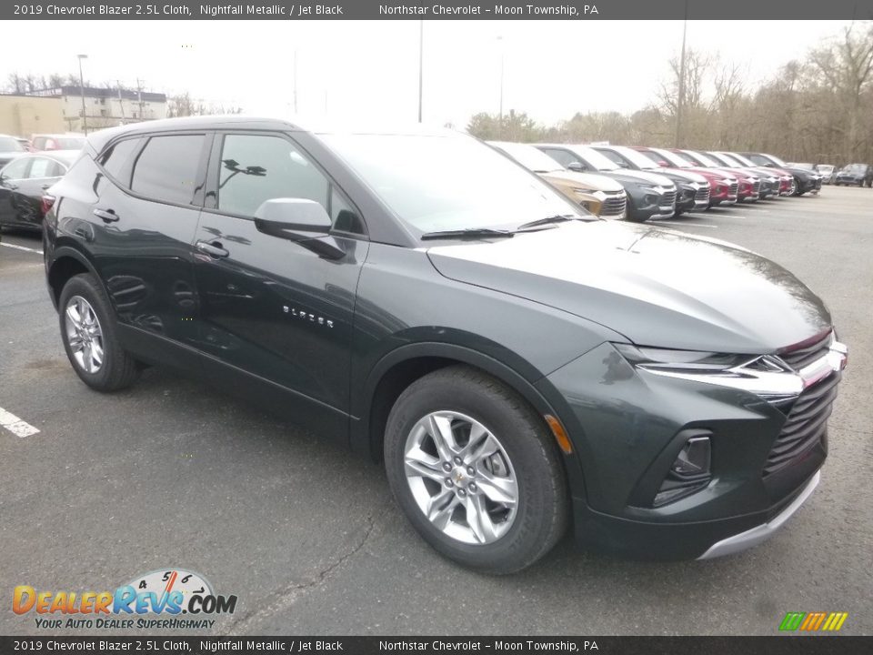 Front 3/4 View of 2019 Chevrolet Blazer 2.5L Cloth Photo #8