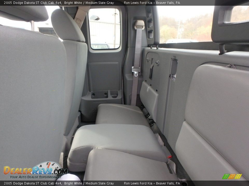 2005 Dodge Dakota ST Club Cab 4x4 Bright White / Medium Slate Gray Photo #12
