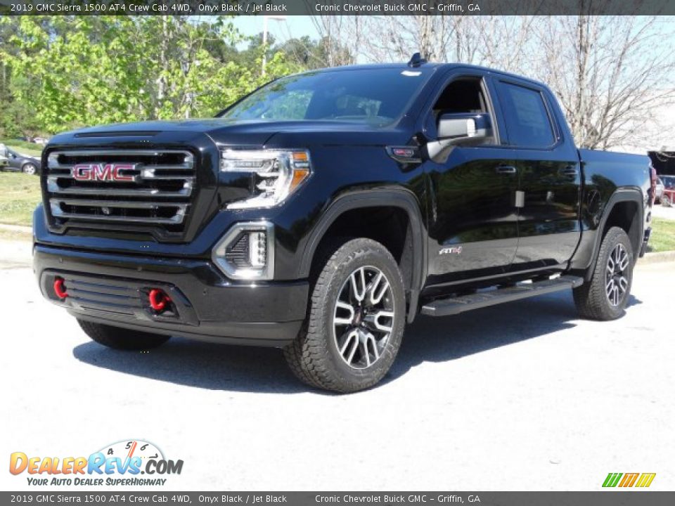 Front 3/4 View of 2019 GMC Sierra 1500 AT4 Crew Cab 4WD Photo #5