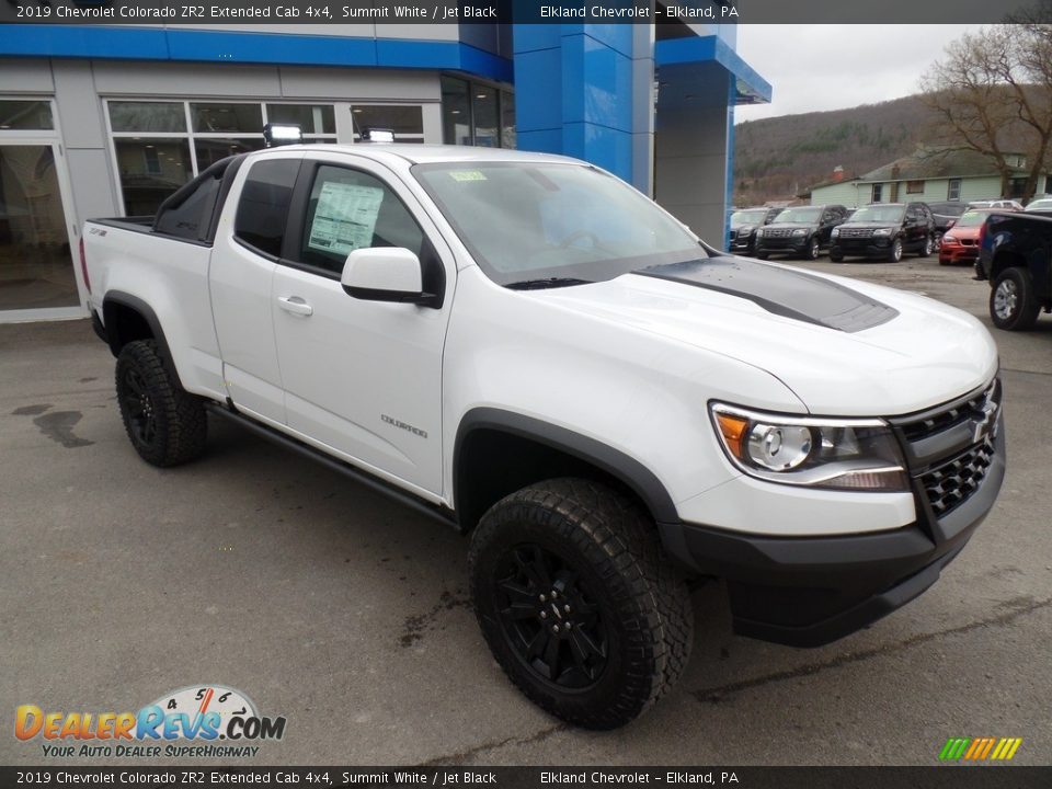Front 3/4 View of 2019 Chevrolet Colorado ZR2 Extended Cab 4x4 Photo #8