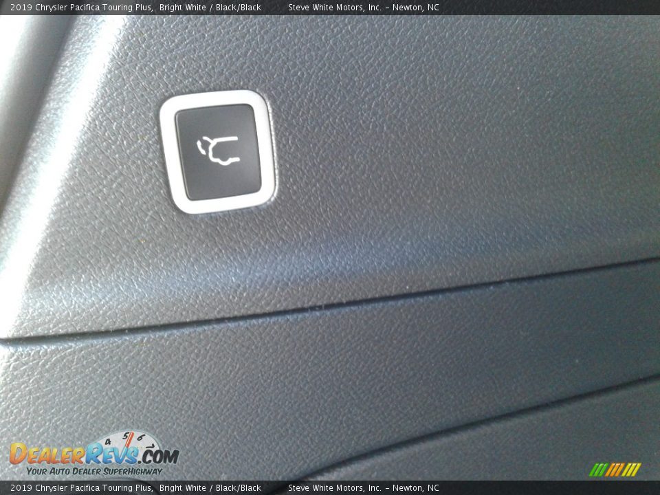 2019 Chrysler Pacifica Touring Plus Bright White / Black/Black Photo #13