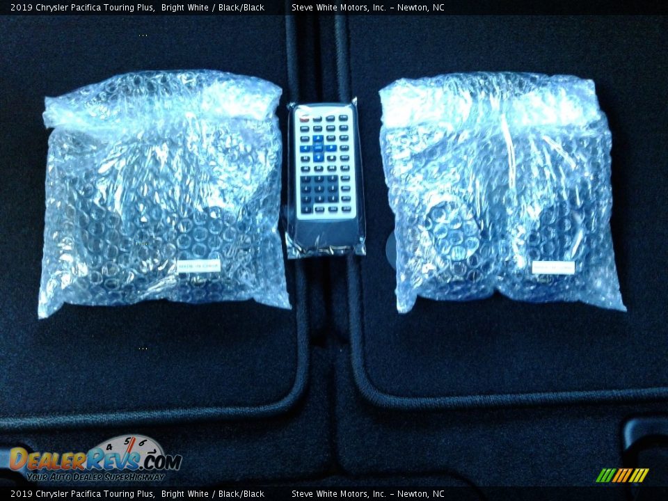 2019 Chrysler Pacifica Touring Plus Bright White / Black/Black Photo #32