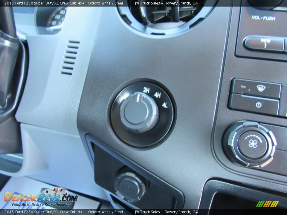 2015 Ford F250 Super Duty XL Crew Cab 4x4 Oxford White / Steel Photo #16