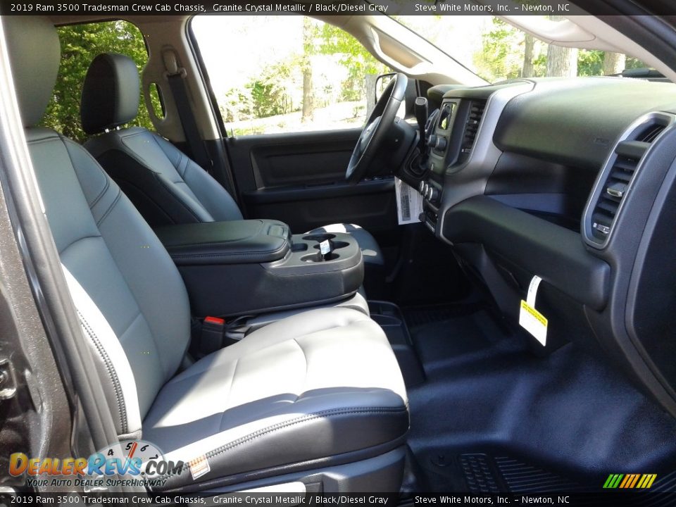 2019 Ram 3500 Tradesman Crew Cab Chassis Granite Crystal Metallic / Black/Diesel Gray Photo #15