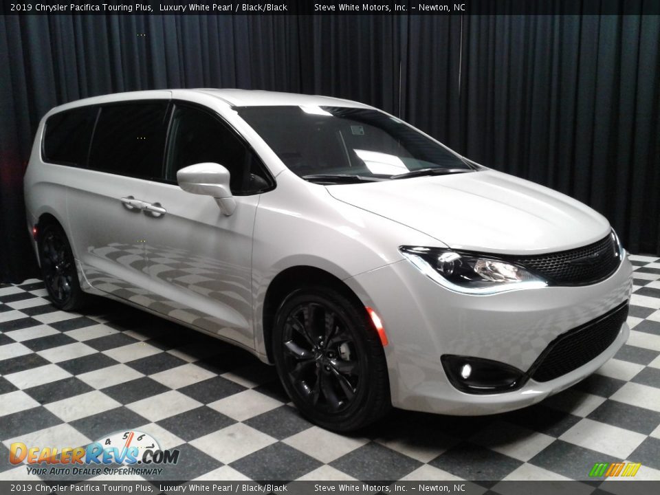 2019 Chrysler Pacifica Touring Plus Luxury White Pearl / Black/Black Photo #4