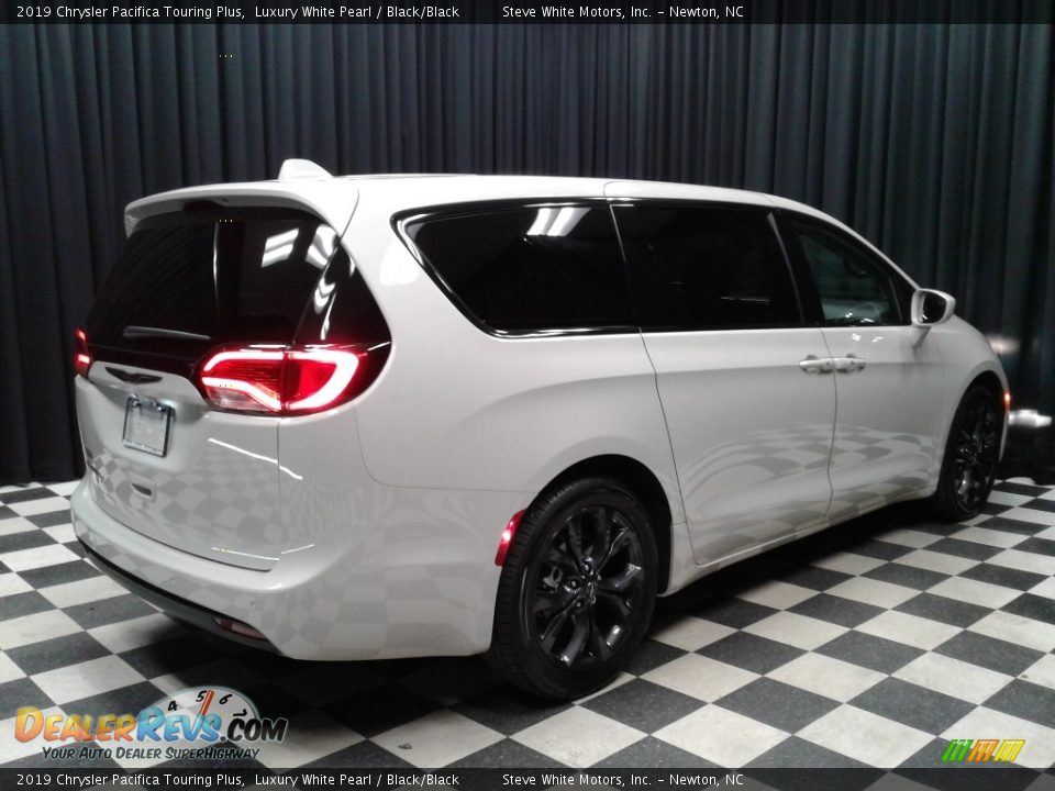 2019 Chrysler Pacifica Touring Plus Luxury White Pearl / Black/Black Photo #6