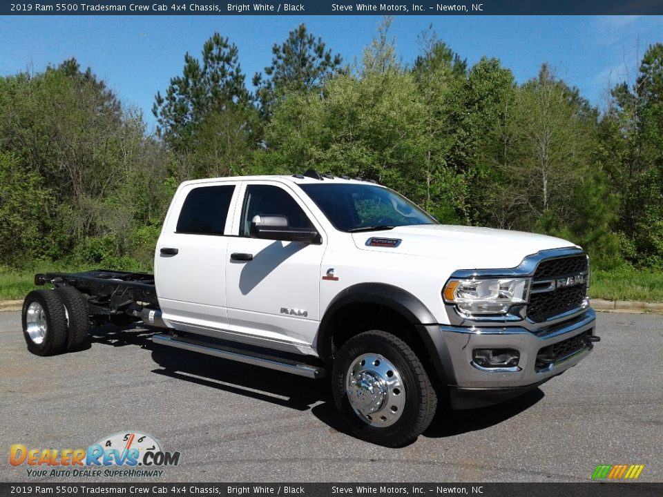 Front 3/4 View of 2019 Ram 5500 Tradesman Crew Cab 4x4 Chassis Photo #4