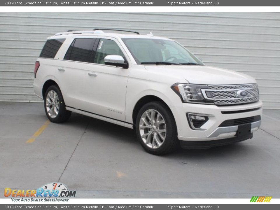 Front 3/4 View of 2019 Ford Expedition Platinum Photo #2