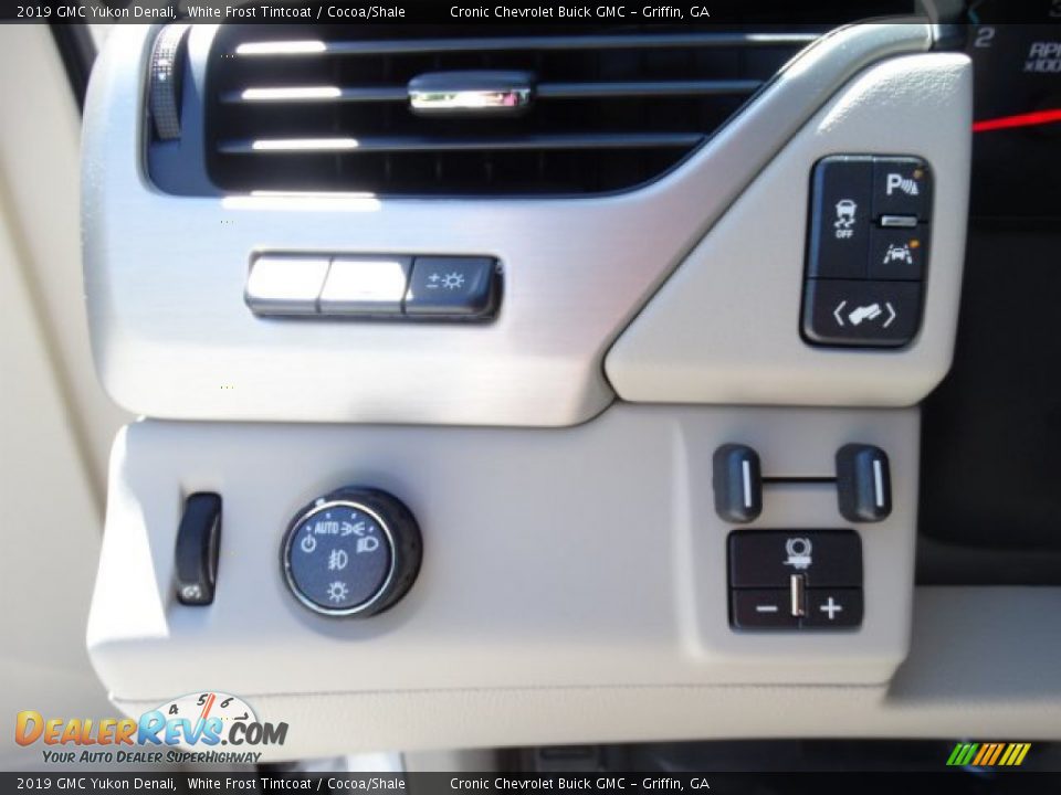 2019 GMC Yukon Denali White Frost Tintcoat / Cocoa/Shale Photo #16
