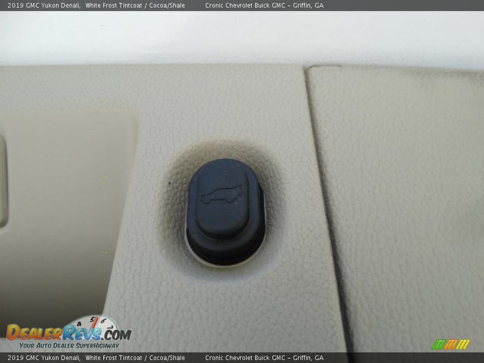 2019 GMC Yukon Denali White Frost Tintcoat / Cocoa/Shale Photo #32