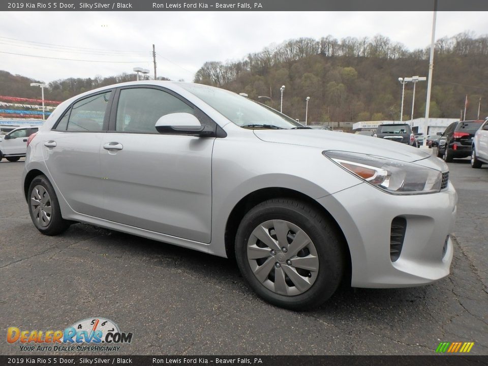 Front 3/4 View of 2019 Kia Rio S 5 Door Photo #9