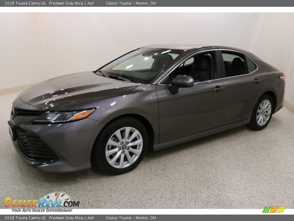 Front 3/4 View of 2018 Toyota Camry LE Photo #3