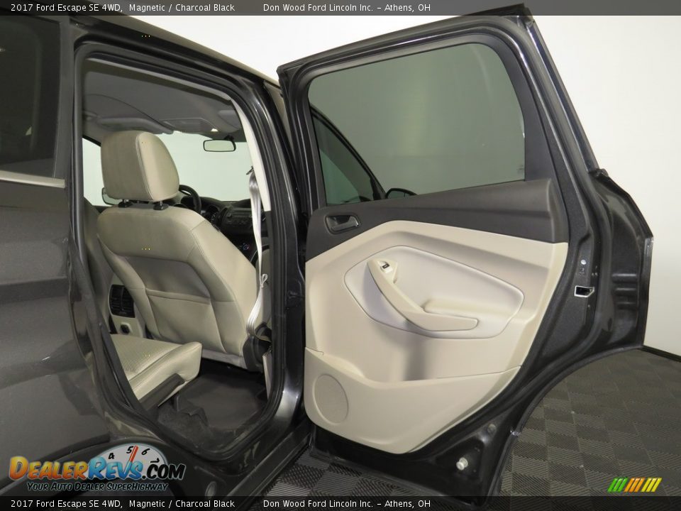 2017 Ford Escape SE 4WD Magnetic / Charcoal Black Photo #31