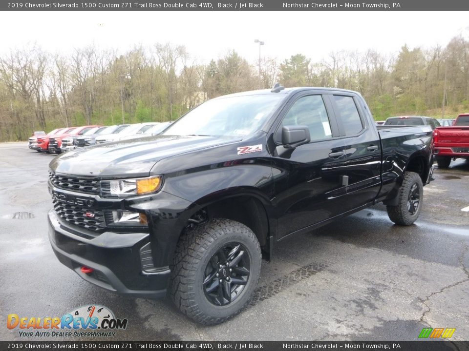 Front 3/4 View of 2019 Chevrolet Silverado 1500 Custom Z71 Trail Boss Double Cab 4WD Photo #1