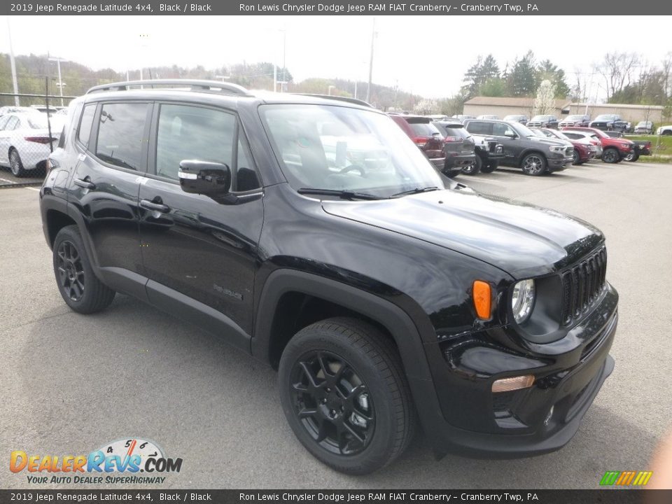 Front 3/4 View of 2019 Jeep Renegade Latitude 4x4 Photo #7