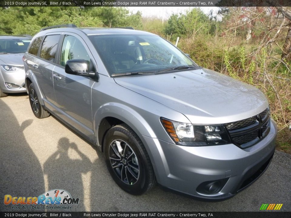 Front 3/4 View of 2019 Dodge Journey SE Photo #3