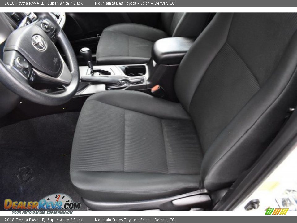 2018 Toyota RAV4 LE Super White / Black Photo #11