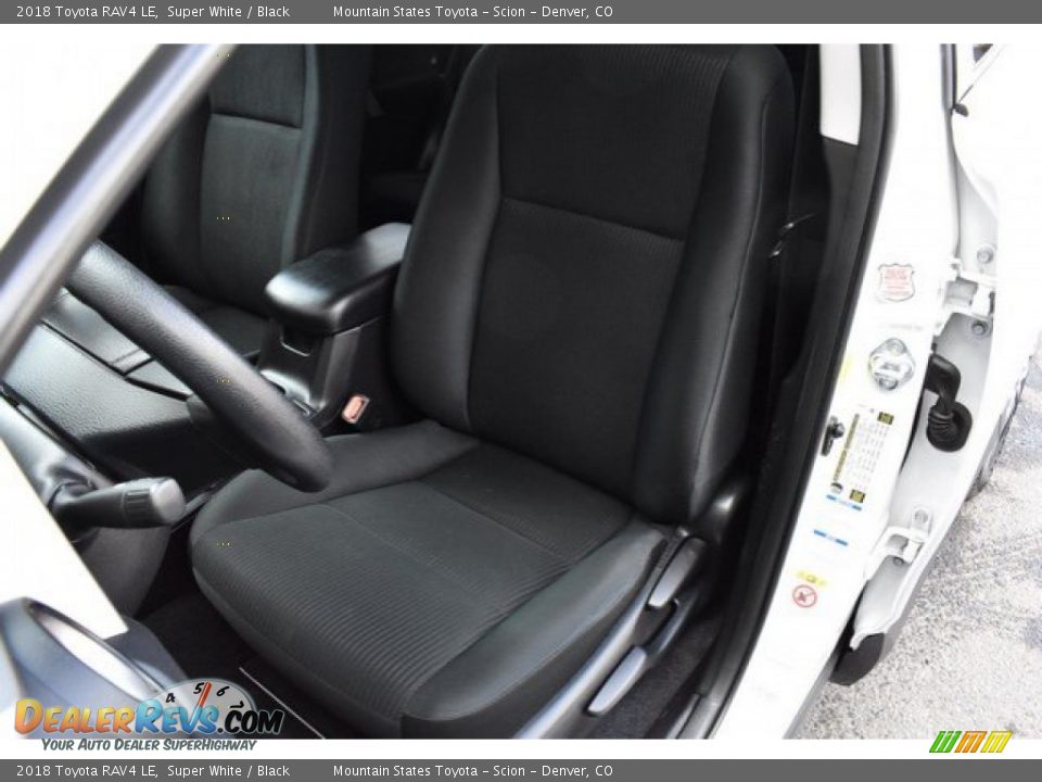 2018 Toyota RAV4 LE Super White / Black Photo #12