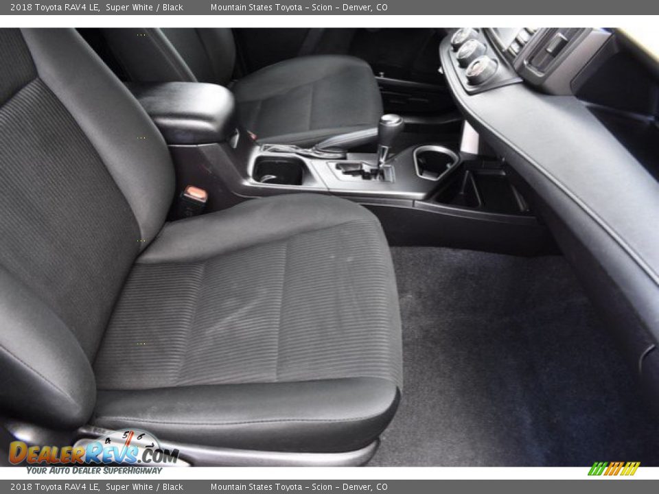2018 Toyota RAV4 LE Super White / Black Photo #17