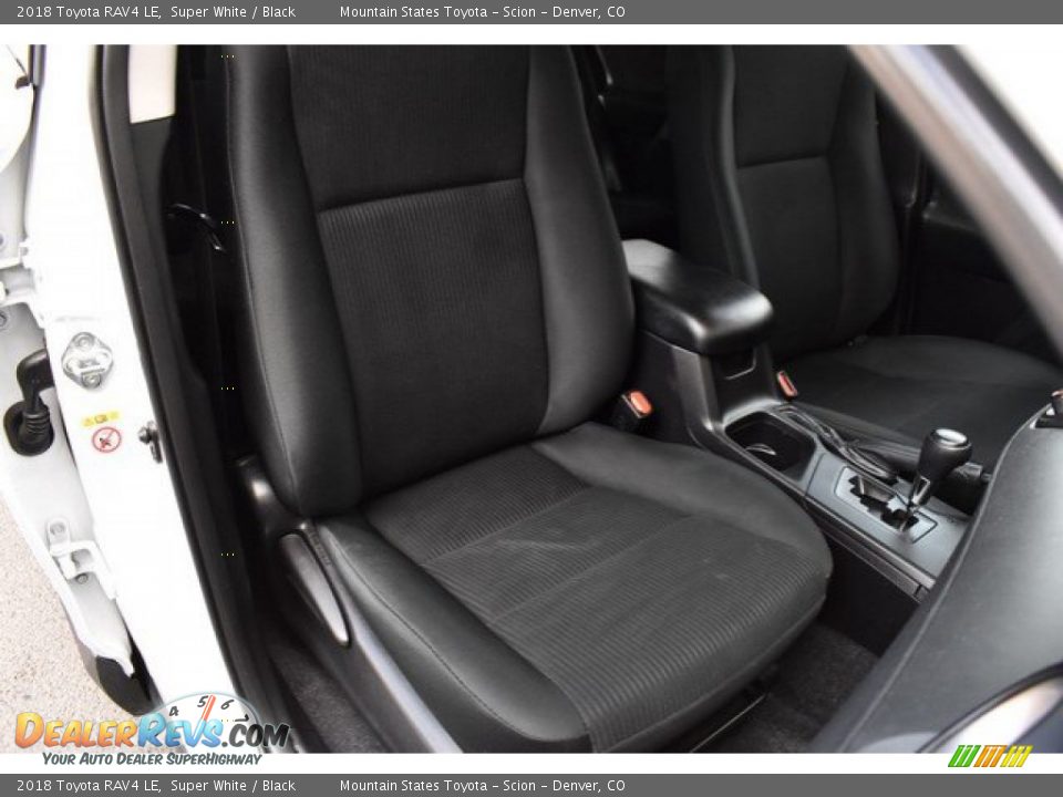 2018 Toyota RAV4 LE Super White / Black Photo #18