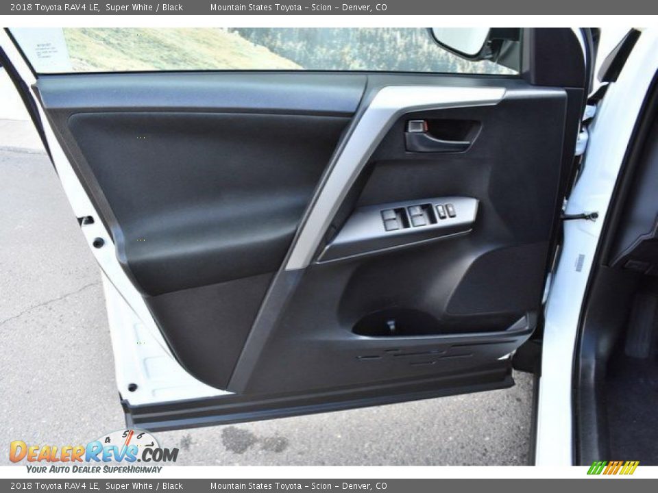 2018 Toyota RAV4 LE Super White / Black Photo #24
