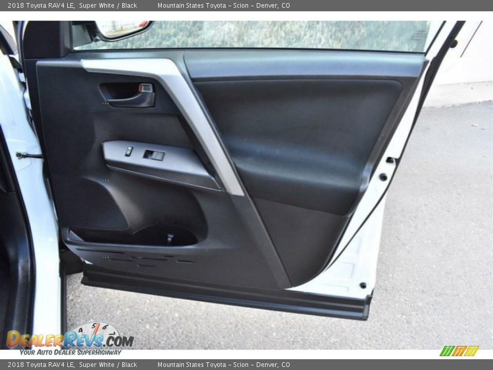 2018 Toyota RAV4 LE Super White / Black Photo #25