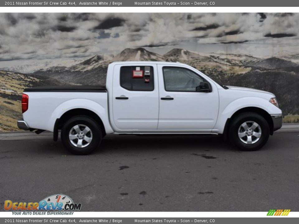 2011 Nissan Frontier SV Crew Cab 4x4 Avalanche White / Beige Photo #2