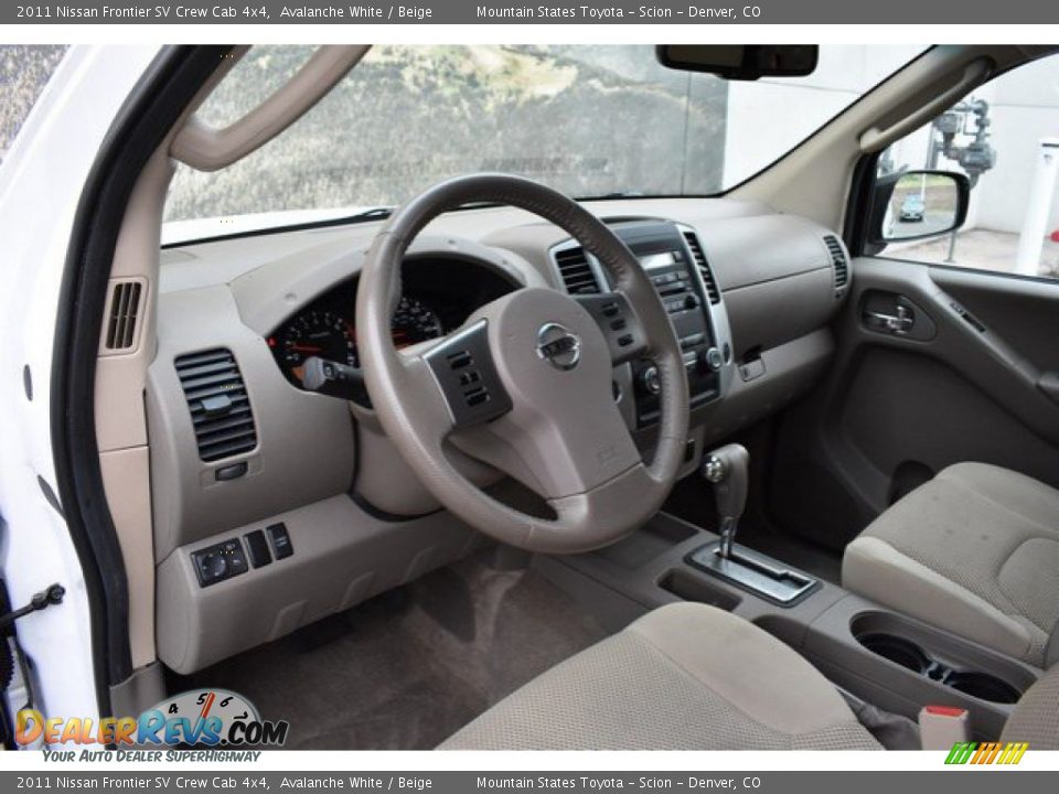 2011 Nissan Frontier SV Crew Cab 4x4 Avalanche White / Beige Photo #10