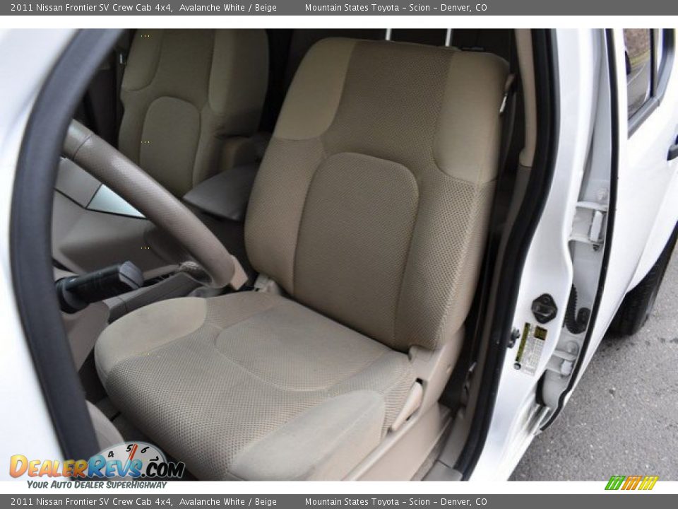 2011 Nissan Frontier SV Crew Cab 4x4 Avalanche White / Beige Photo #12