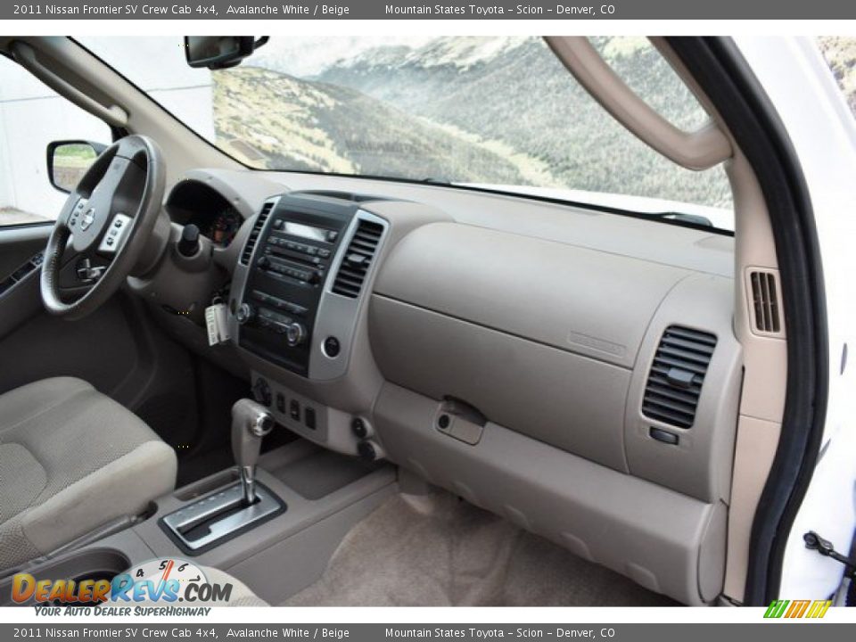 2011 Nissan Frontier SV Crew Cab 4x4 Avalanche White / Beige Photo #16