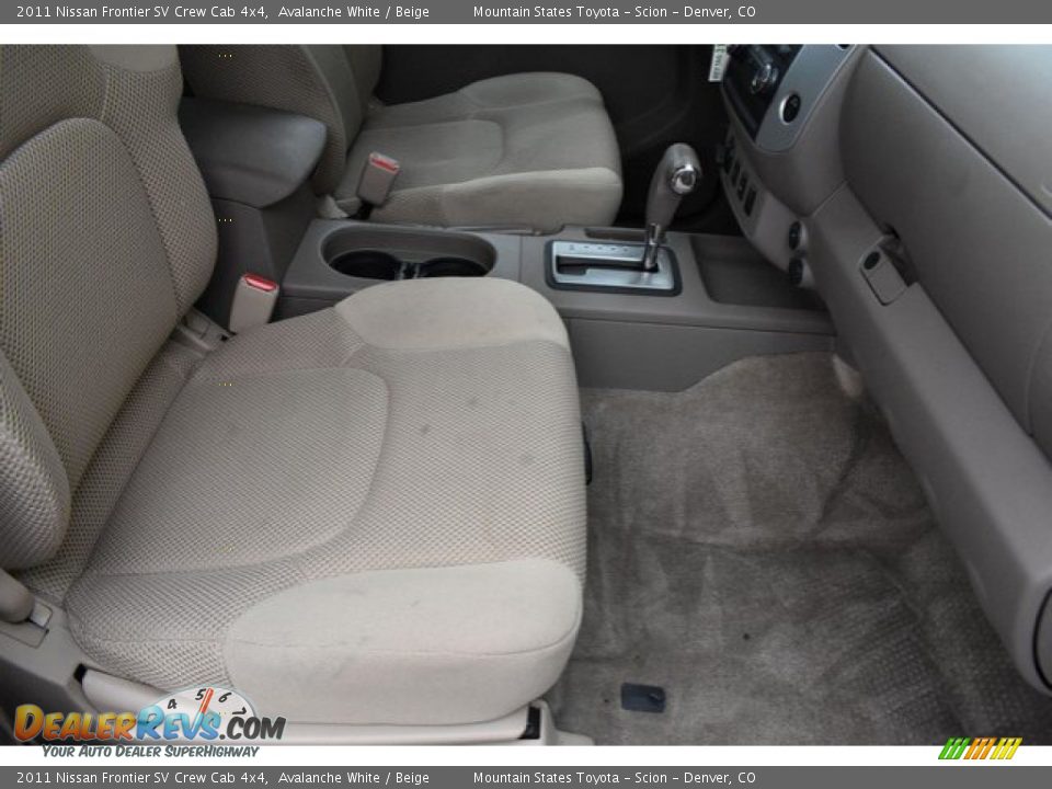 2011 Nissan Frontier SV Crew Cab 4x4 Avalanche White / Beige Photo #17