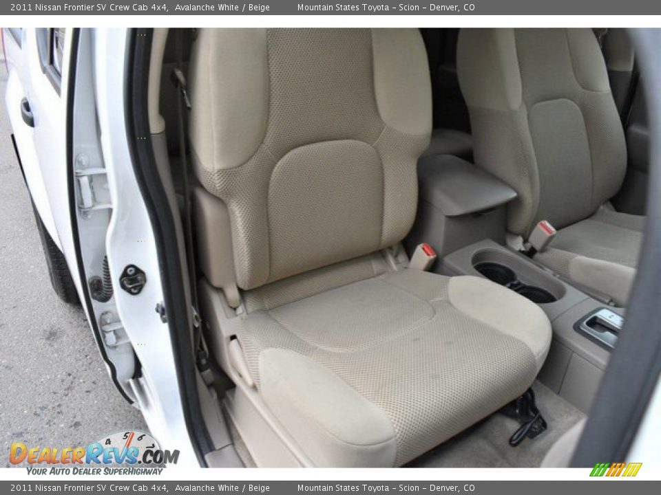 2011 Nissan Frontier SV Crew Cab 4x4 Avalanche White / Beige Photo #18