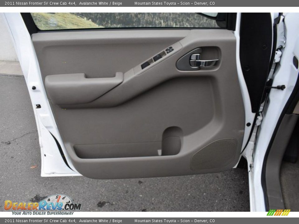 2011 Nissan Frontier SV Crew Cab 4x4 Avalanche White / Beige Photo #24