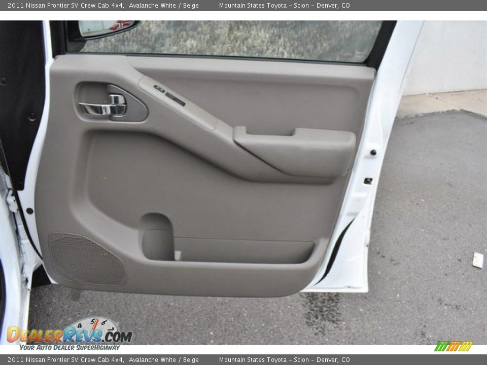 2011 Nissan Frontier SV Crew Cab 4x4 Avalanche White / Beige Photo #25