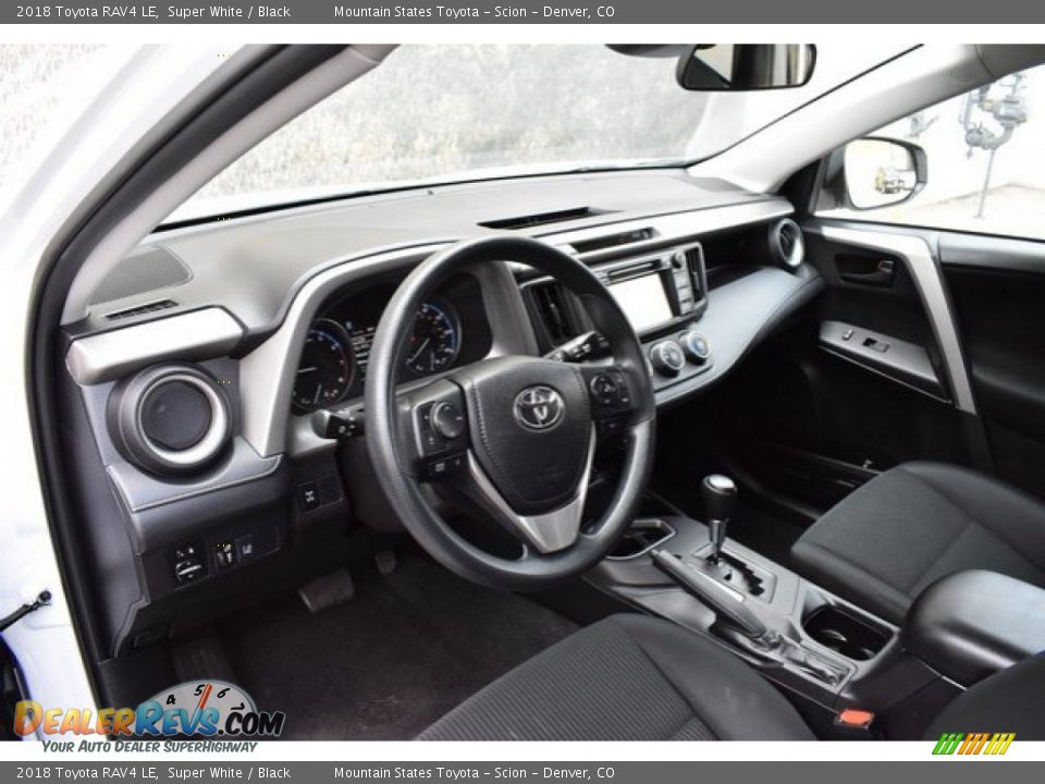 2018 Toyota RAV4 LE Super White / Black Photo #10