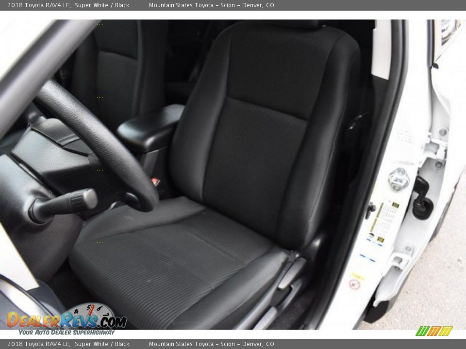 2018 Toyota RAV4 LE Super White / Black Photo #12