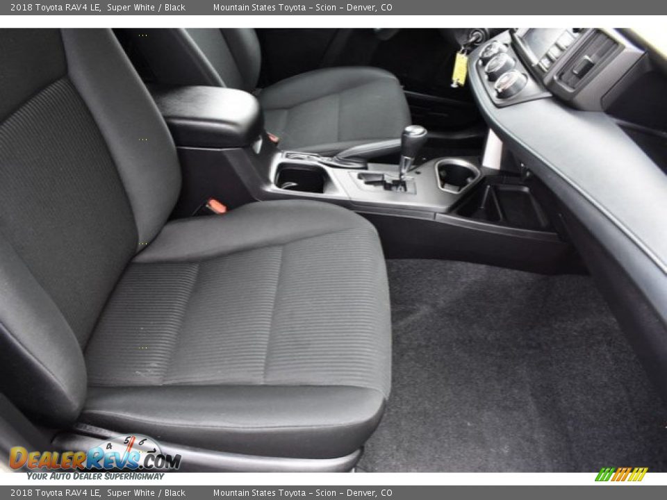 2018 Toyota RAV4 LE Super White / Black Photo #17