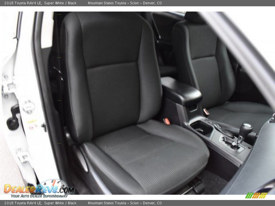 2018 Toyota RAV4 LE Super White / Black Photo #18