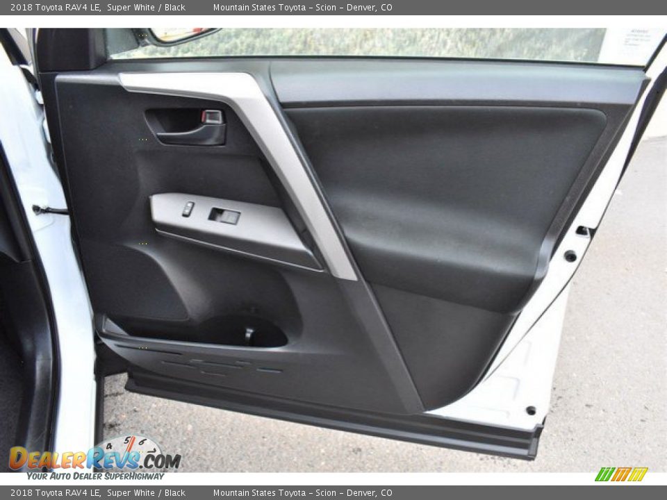 2018 Toyota RAV4 LE Super White / Black Photo #25
