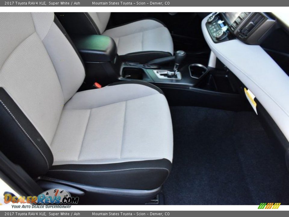 2017 Toyota RAV4 XLE Super White / Ash Photo #18