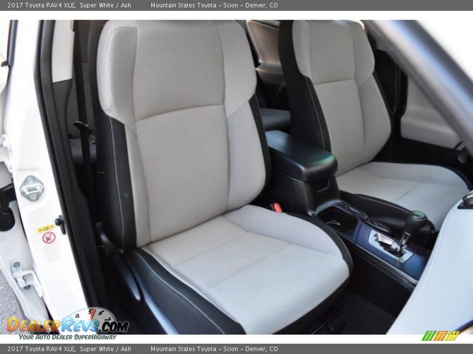 2017 Toyota RAV4 XLE Super White / Ash Photo #19