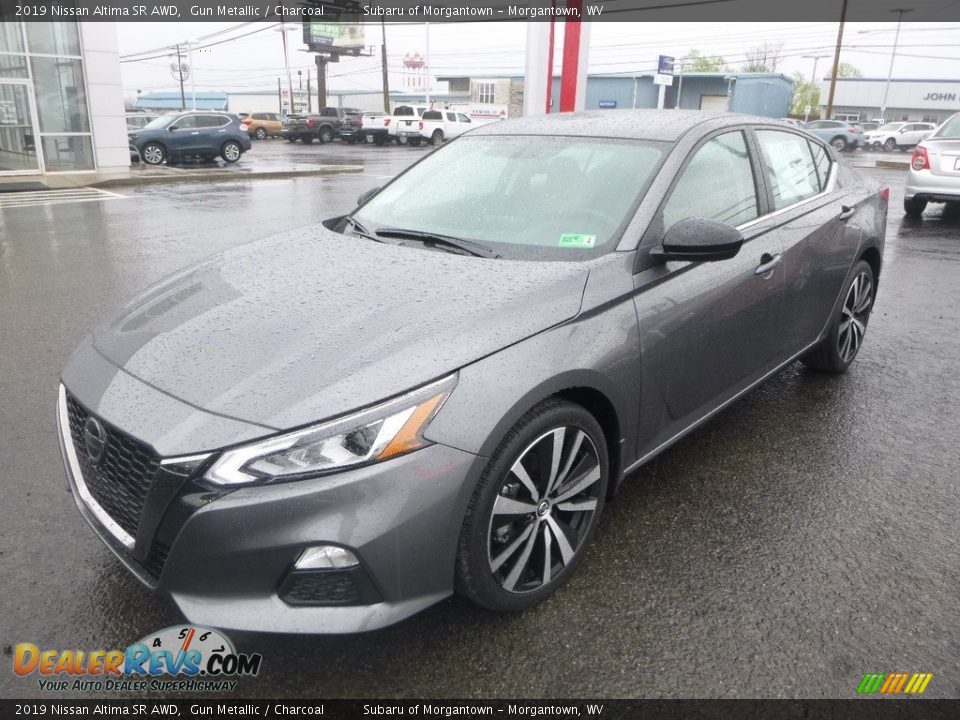 Front 3/4 View of 2019 Nissan Altima SR AWD Photo #8