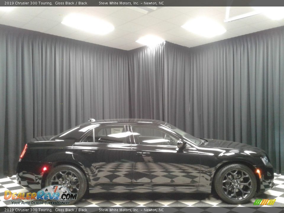2019 Chrysler 300 Touring Gloss Black / Black Photo #5