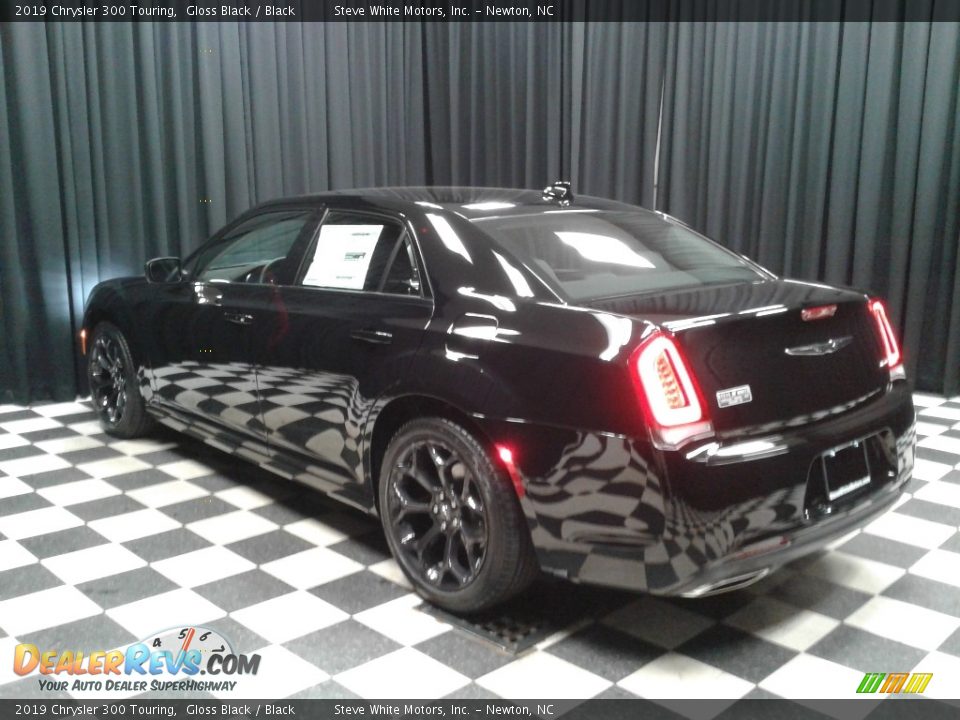 2019 Chrysler 300 Touring Gloss Black / Black Photo #8