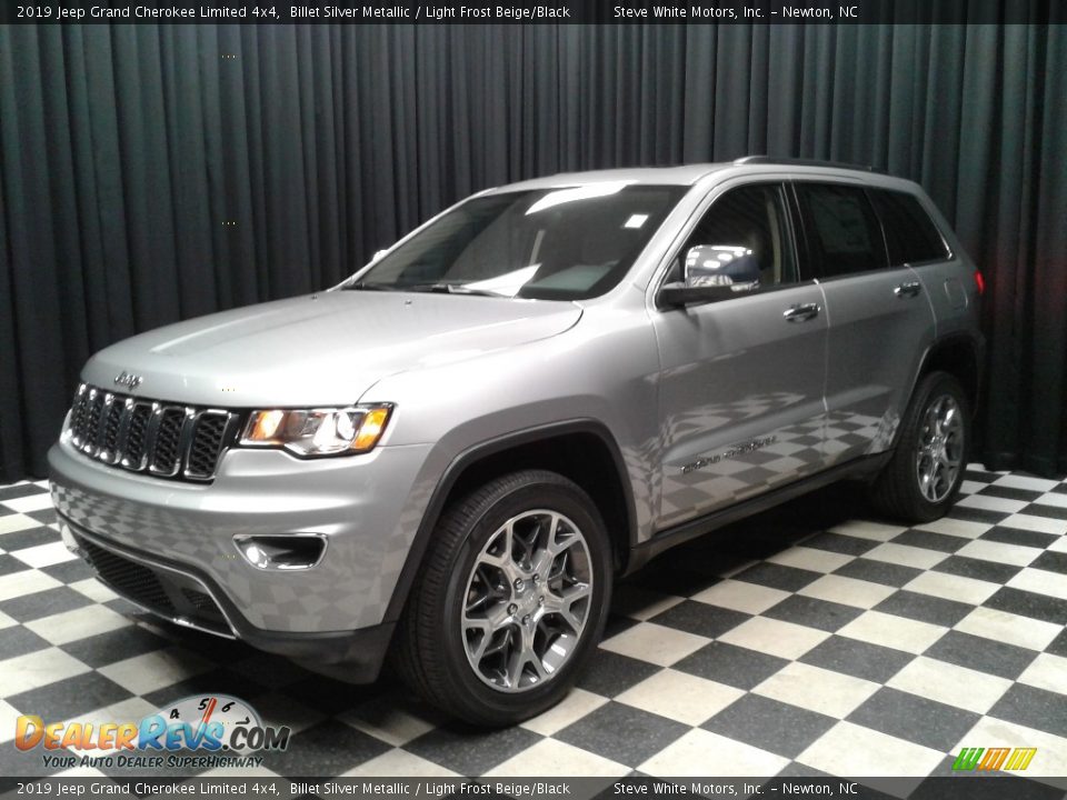 Front 3/4 View of 2019 Jeep Grand Cherokee Limited 4x4 Photo #2