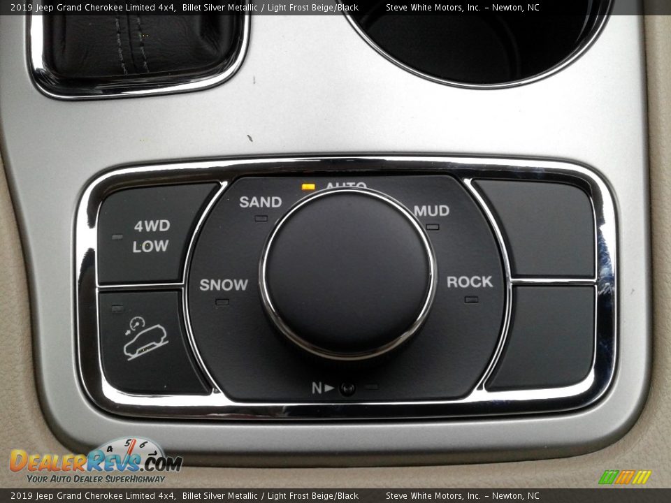 Controls of 2019 Jeep Grand Cherokee Limited 4x4 Photo #30