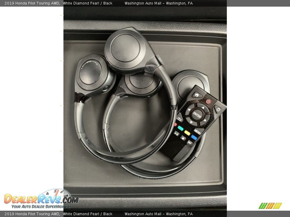 2019 Honda Pilot Touring AWD White Diamond Pearl / Black Photo #32