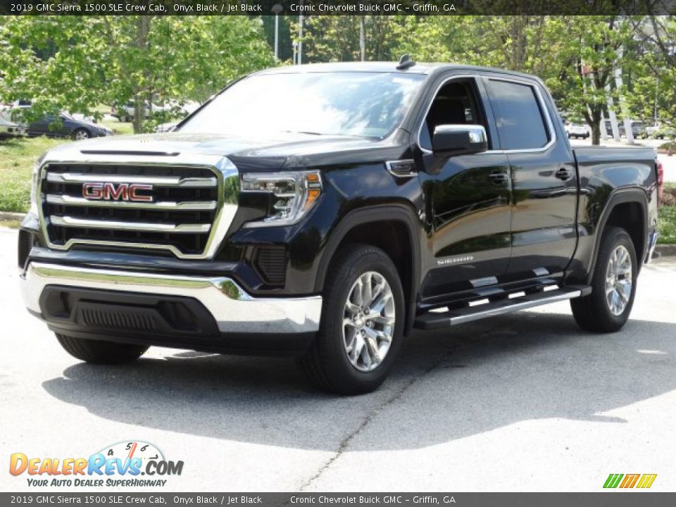 Front 3/4 View of 2019 GMC Sierra 1500 SLE Crew Cab Photo #5