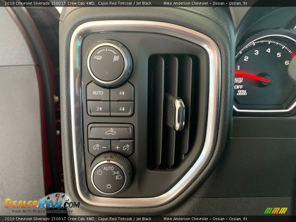 Controls of 2019 Chevrolet Silverado 1500 LT Crew Cab 4WD Photo #19